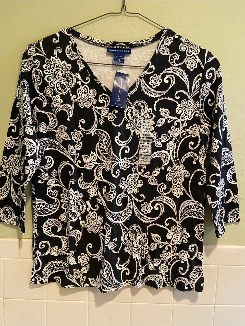 🩷Karen Scott Black & White Floral Scroll V-Neck Top Size Small